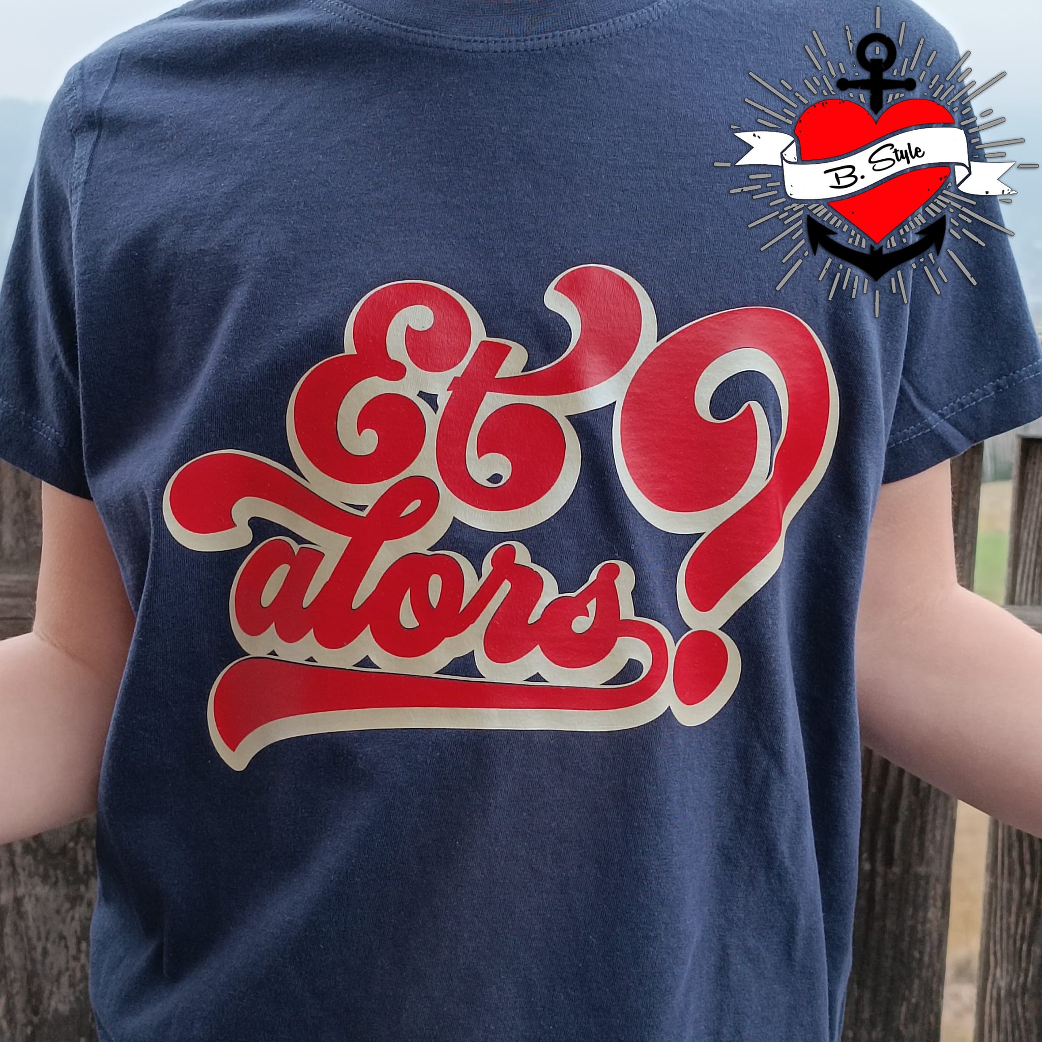 Schickes T-Shirt mit dem bunten "Et alors?" Design von easy-sticks, perfekt für kreative DIY-Projekte und individuelle Mode.