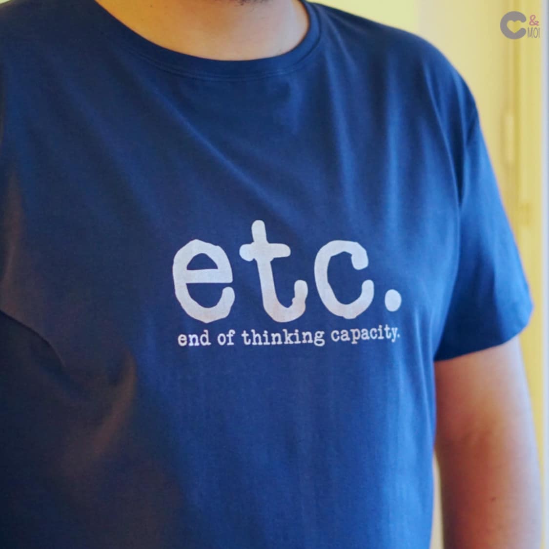 Blaues T-Shirt mit dem Text "etc. end of thinking capacity." von easy-sticks, ideal für kreative Köpfe und DIY-Projekte.