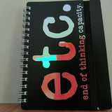 Ein schwarzes Notizbuch mit dem auffälligen Aufdruck "etc. end of thinking capacity." in bunten, reflektierenden Farben. Praktisches und kreatives Schreibzubehör von easy-sticks.