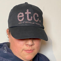 Etc. end of thinking capacity. Glitzerndes Logo auf einer schwarzen Mütze, entworfen von easy-sticks.