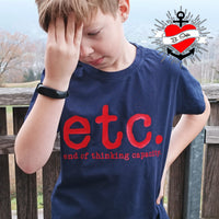 Ein Junge trägt ein blaues T-Shirt mit dem Aufdruck "etc. end of thinking capacity." von easy-sticks, während er nachdenklich in die Ferne blickt. Kreative Mode für jugendliche Trends.