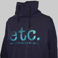 Nahaufnahme eines dunklen Hoodies, der den Aufdruck "etc. end of thinking capacity." in einem glänzenden Türkiston trägt. Stylische und bequeme Freizeitkleidung von easy-sticks.