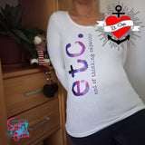 Eine Frau trägt ein weißes Langarmshirt mit dem Aufdruck "etc. end of thinking capacity." in lila und blau. Kreative Mode von easy-sticks für lässige Anlässe.