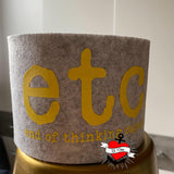 Etc. end of thinking capacity. Auf einer grauen Filzunterlage präsentiert, designt von easy-sticks.