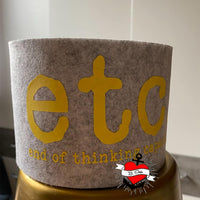 Etc. end of thinking capacity. Auf einer grauen Filzunterlage präsentiert, designt von easy-sticks.