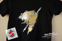 Stylisches T-Shirt mit dem grafischen Design "Face your fear" von Easy-Sticks in Silber und Gold auf schwarzem Hintergrund, ideal für kreative Projekte.