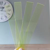 Easy-Sticks Acryl Gelb - 4 Stück - 16 cm Länge, helle Acrylstäbe gehalten in Hand mit Uhr im Hintergrund, ideal für Innen- und Außenprojekte.