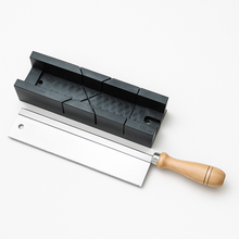 Lade das Bild in den Galerie-Viewer, Feinsäge Set mit Kunststoff Gehrungslade von Easy-Sticks, 250 mm Feinsäge und schneidfähige Kunststofflade für präzise 45°- und 90°-Winkel-Schnitte.
