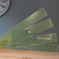 Easy-Sticks Acryl Gelb - 4 Stück - 16 cm Länge: Vier transparente, fluoreszierende gelbe Acrylstäbe auf einem Holzuntergrund, ideal für kreative Bastelprojekte.