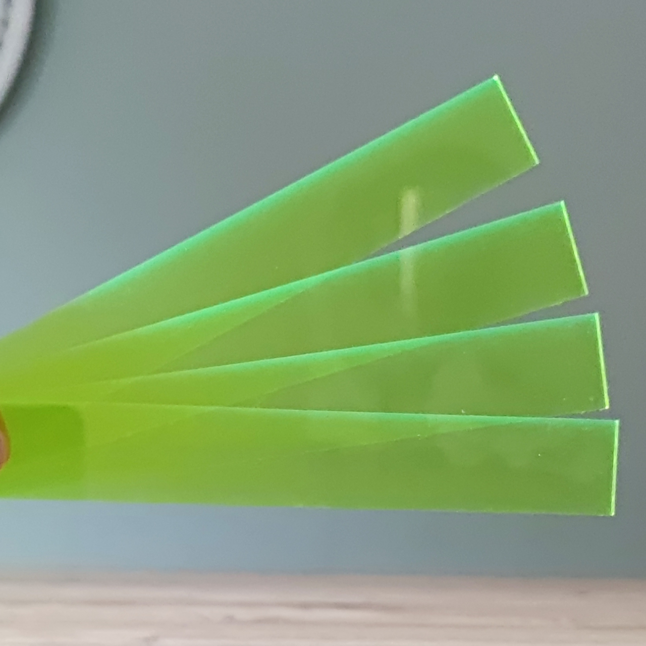 Vier grüne fluoreszierende Acrylstäbe von Easy-Sticks mit einer Länge von 16 cm, ideal für kreative Bastelprojekte und DIY-Anwendungen.