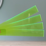 Vier grüne fluoreszierende Acrylstäbe von Easy-Sticks mit einer Länge von 16 cm, ideal für kreative Bastelprojekte und DIY-Anwendungen.