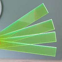Easy-Sticks Acryl Grün - 4 Stück - 16 cm Länge, naheliegende Aufnahme der transparenten Acrylplatten in verschiedenen Positionen, ideal für kreative Bastelprojekte von Easy-Sticks.