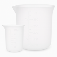 Silikon Messbecher für Gießpulver - 2er Set von Easy-Sticks, bestehend aus einem 100 ml und einem 350 ml Messbecher mit klaren Messskalen für präzise Dosierungen.