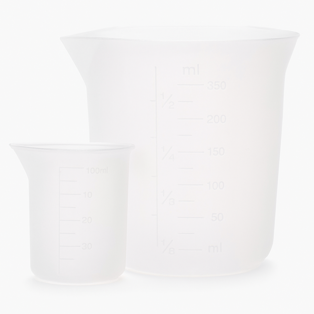Silikon Messbecher für Gießpulver - 2er Set von Easy-Sticks, bestehend aus einem 100 ml und einem 350 ml Messbecher mit klaren Messskalen für präzise Dosierungen in handwerklichen Projekten.