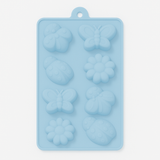 Blaue Silikonform mit lebhaften Mustern von Schmetterlingen, Marienkäfern und Blumen, ideal für kreative Küchenprojekte von Easy-Sticks.