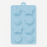 Blaue Silikonform mit lebhaften Mustern von Schmetterlingen, Marienkäfern und Blumen, ideal für kreative Küchenprojekte von Easy-Sticks.