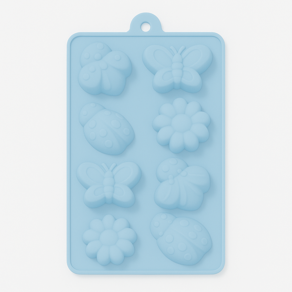Blaue Silikonform mit lebhaften Mustern von Schmetterlingen, Marienkäfern und Blumen, ideal für kreative Küchenprojekte von Easy-Sticks.