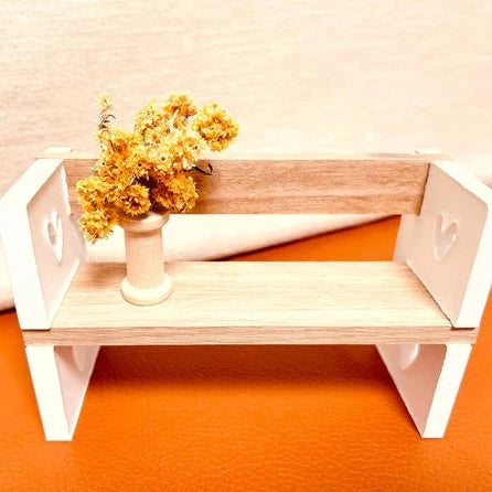 Kreative Miniatur-Herzbank aus Holz mit Trockenblumen, ideal für Dekoration, gefertigt von easy-sticks, passend zur Silikon-Gießform 'Herzsitzbank mit Lehne'.