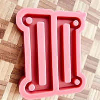 Rote Silikonform in Form einer Schaukelbank, hergestellt von Easy-Sticks, perfekt für DIY-Projekte und kreative Bastelarbeiten mit der Easy-Sticks Gießform - Schaukelbank.
