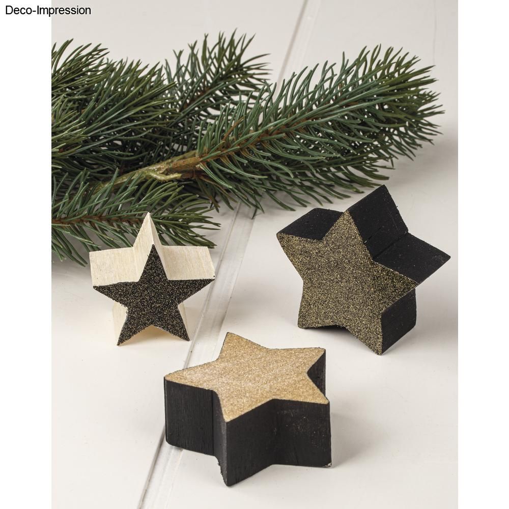 Glitterspray Fein - Gold oder Silber von Easy-Sticks, drei Holzsterne dekoriert mit Glitter, platziert auf einem hellen Hintergrund.