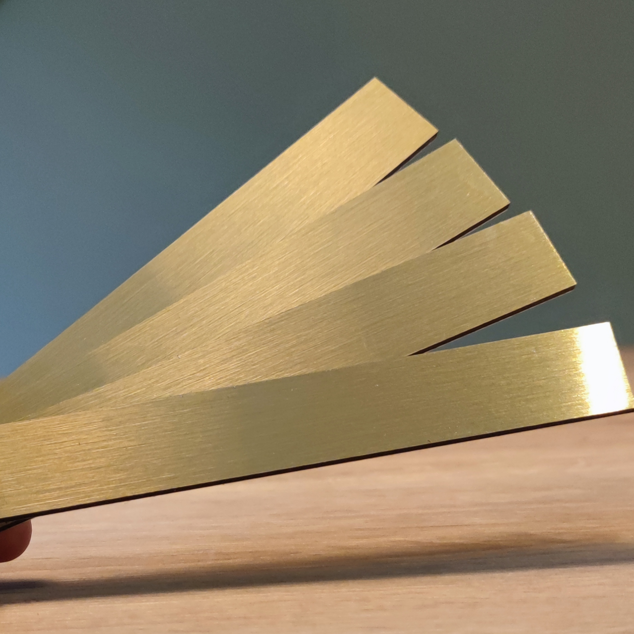 Vier goldene Easy-Sticks von Easy-Sticks, 16 cm lang, ideal für kreative Bastelprojekte und Dekorationen. Diese einzigartigen Materialien verleihen Ihren Kunstwerken Glanz und Eleganz.