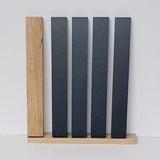 Die Easy-Sticks von Easy-Sticks in Anthrazit, 8 Stück mit 16 cm Länge, präsentiert auf einem Holzstand. Ideal für kreative Innendekoration.