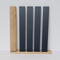 Die Easy-Sticks von Easy-Sticks in Anthrazit, 8 Stück mit 16 cm Länge, präsentiert auf einem Holzstand. Ideal für kreative Innendekoration.