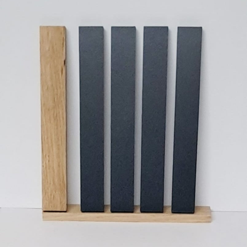 Die Easy-Sticks von Easy-Sticks in Anthrazit, 8 Stück mit 16 cm Länge, präsentiert auf einem Holzstand. Ideal für kreative Innendekoration.