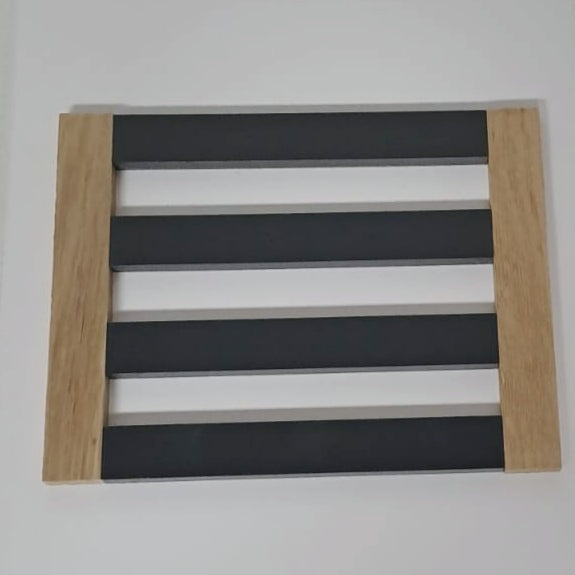 Der komplette Satz von Easy-Sticks in Anthrazit, 8 Stück, mit 16 cm Länge, angeordnet auf einem Holzobjekt. Ideal für kreative Innen- und Außengestaltung.