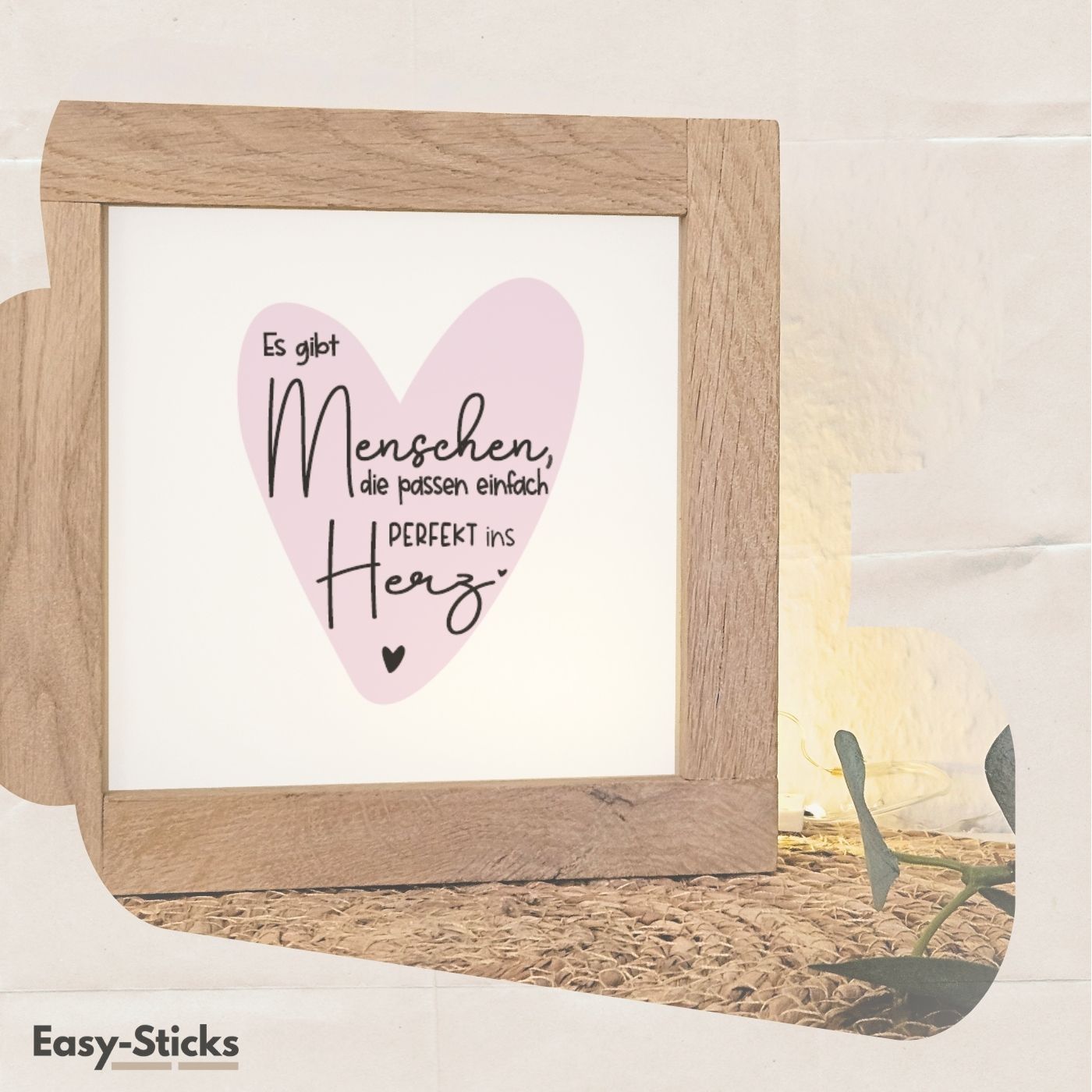 Herz Laterne mit dem Spruch "Es gibt Menschen, die passen einfach perfekt ins Herz" von easy-sticks, ideal für kreative DIY Geschenke und Dekoration.