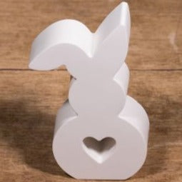 ein objekt in Form eines weißen Hasen auf einem Holztisch Silikonform Hase