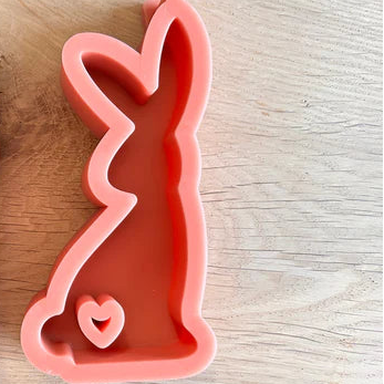Flexible Silikonform in rosa, die die Form eines Hasen mit Herz zeigt, designed von Easy-Sticks, Silikonform - Hase mit Herz.