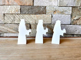 Drei dekorative Silikon-Figuren von easy-sticks, die Teil einer Weihnachtskrippe sind, darunter die Könige. Perfekt für stilvolle festliche Dekorationen.