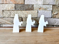 Drei dekorative Silikon-Figuren von easy-sticks, die Teil einer Weihnachtskrippe sind, darunter die Könige. Perfekt für stilvolle festliche Dekorationen.