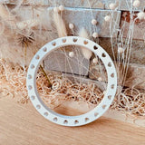 Weiße Silikon Gießform Herzring von easy-sticks, verzierte Form mit Herzmotiven, perfekt für DIY Bastelideen.
