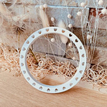 Weiße Silikon Gießform Herzring von easy-sticks, verzierte Form mit Herzmotiven, perfekt für DIY Bastelideen.