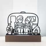 Karla und Karl vorm Wohnwagen – neue Version