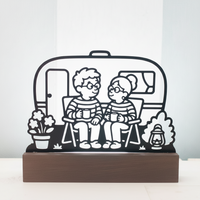 Karla und Karl vorm Wohnwagen – neue Version