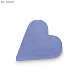 Herzförmiges Gießobjekt in Ultramarinblau, hergestellt mit Easy-Sticks Farbpigmenten für dekorative Zwecke.