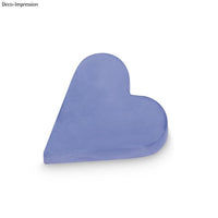 Herzförmiges Gießobjekt in Ultramarinblau, hergestellt mit Easy-Sticks Farbpigmenten für dekorative Zwecke.