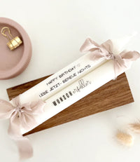 Gestaltete Kerzen mit Sprüchen auf einem Holztablett, verziert mit Schleifen und ideal für Geburtstagsfeiern, designed von easy-sticks.