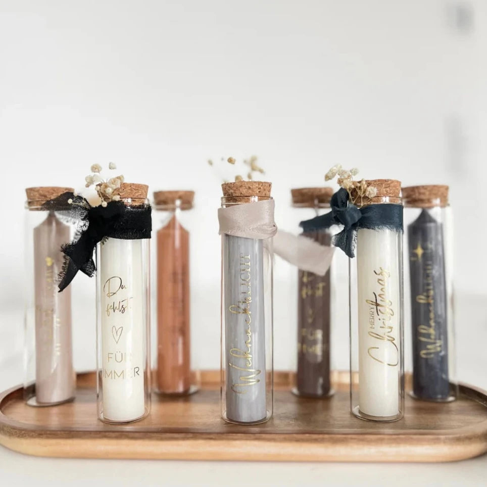 Stylische Kerzen in Glasbehältern mit Korkdeckel, dekoriert mit Schleifen und Trockenblumen, ideal für Geschenke und Feste. Kerzentattoo Metallic Wasserschiebefolie Geburtstag von easy-sticks.