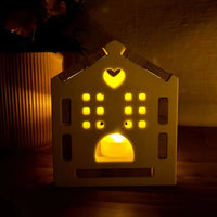 Beleuchtetes Lichthaus, inspiriert von der Easy-Sticks Silikonform 'Haus mit Herz', strahlt warmes Licht aus und schafft eine gemütliche Atmosphäre.
