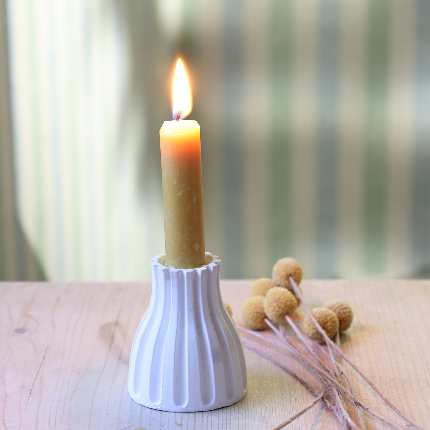 Gestreifter Kerzen-Ständer von easy-sticks mit einer brennenden, dekorativen Kerze in einem modernen Design und einer stilvollen Ambiente, perfekt für die Gestaltung von individuellen Kerzenständern.