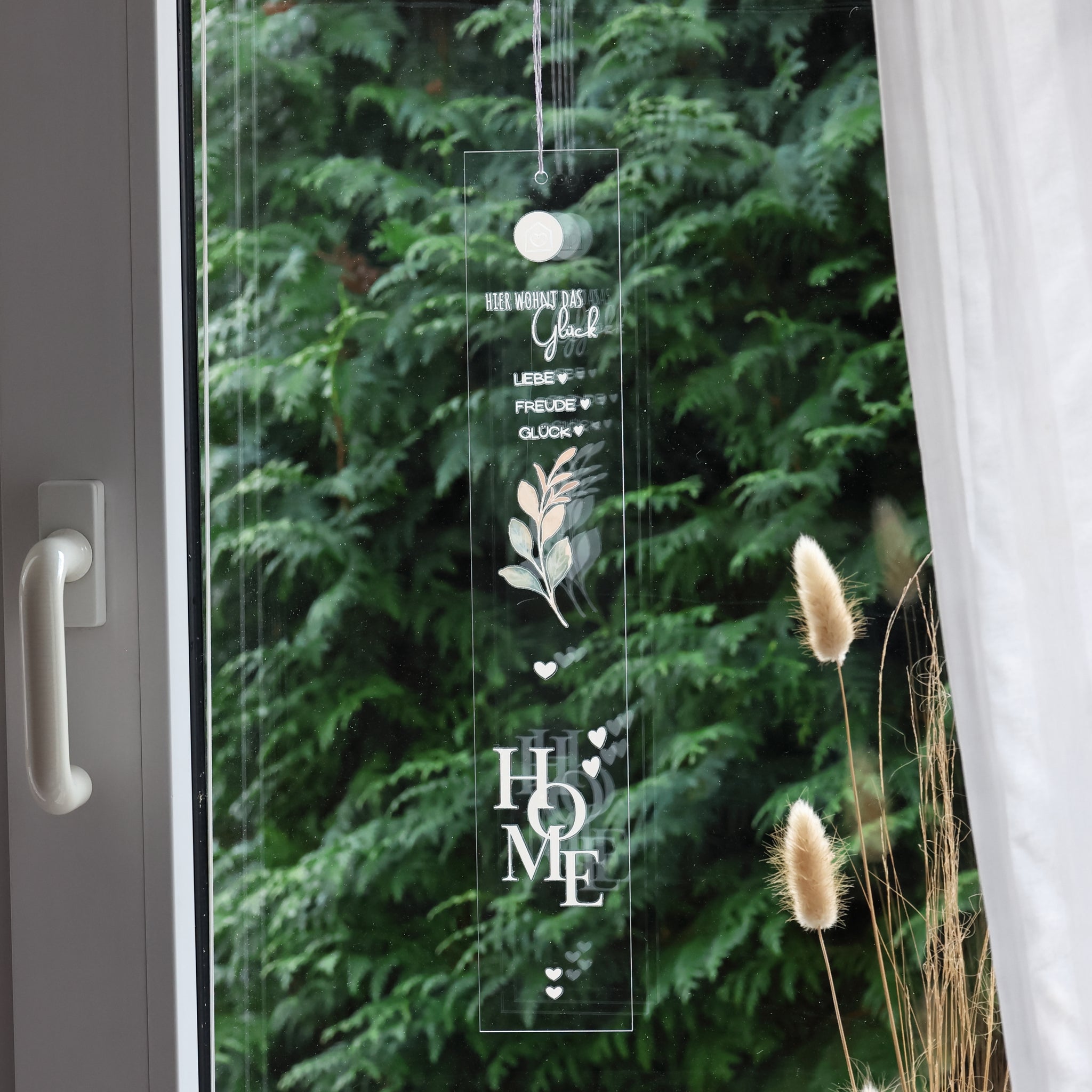 Rustikales Fenster mit Rub On UV Stickern von easy-sticks, die liebevolle Botschaften und florale Motive präsentieren, perfekt für eine charmante Heimdekoration - Rub on UV Sticker randlos Mix 0 A5