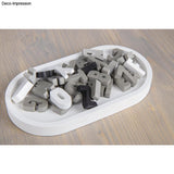 Ein stilvolles Arrangement von Buchstaben und Zahlen, gefertigt mit der Silikon Gießform Mini ABC von easy-sticks, ideal für kreative Projekte.