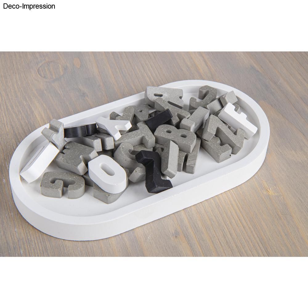 Ein stilvolles Arrangement von Buchstaben und Zahlen, gefertigt mit der Silikon Gießform Mini ABC von easy-sticks, ideal für kreative Projekte.