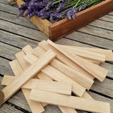 Easy-Sticks 5.0 von Easy-Sticks - Abgerundete Hartholzleisten auf einem Holztisch, perfekt für kreative Bastelideen.