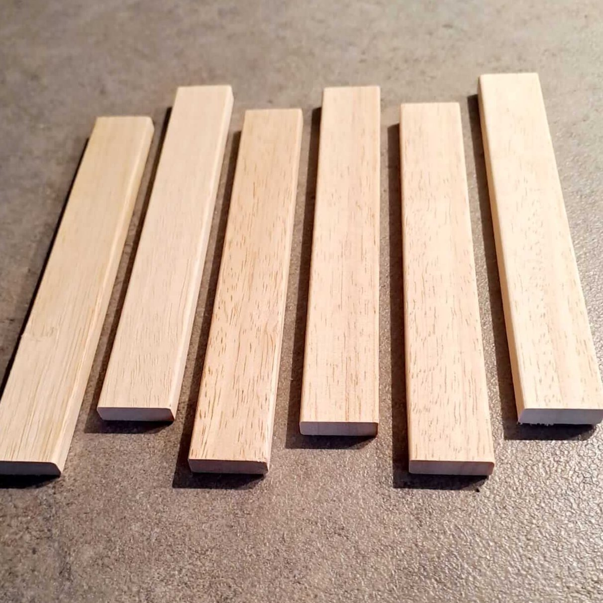 Sechs abgerundete Easy-Sticks 5.0, die perfekt für kreative Bastelprojekte geeignet sind, präsentiert von Easy-Sticks.