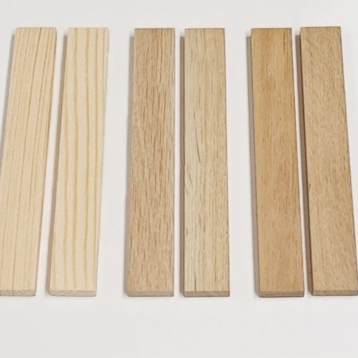 Easy-Sticks Muster Set mit mehreren Holzstäben in verschiedenen Naturtönen, ideal zum Kennenlernen der Easy-Sticks Produkte.